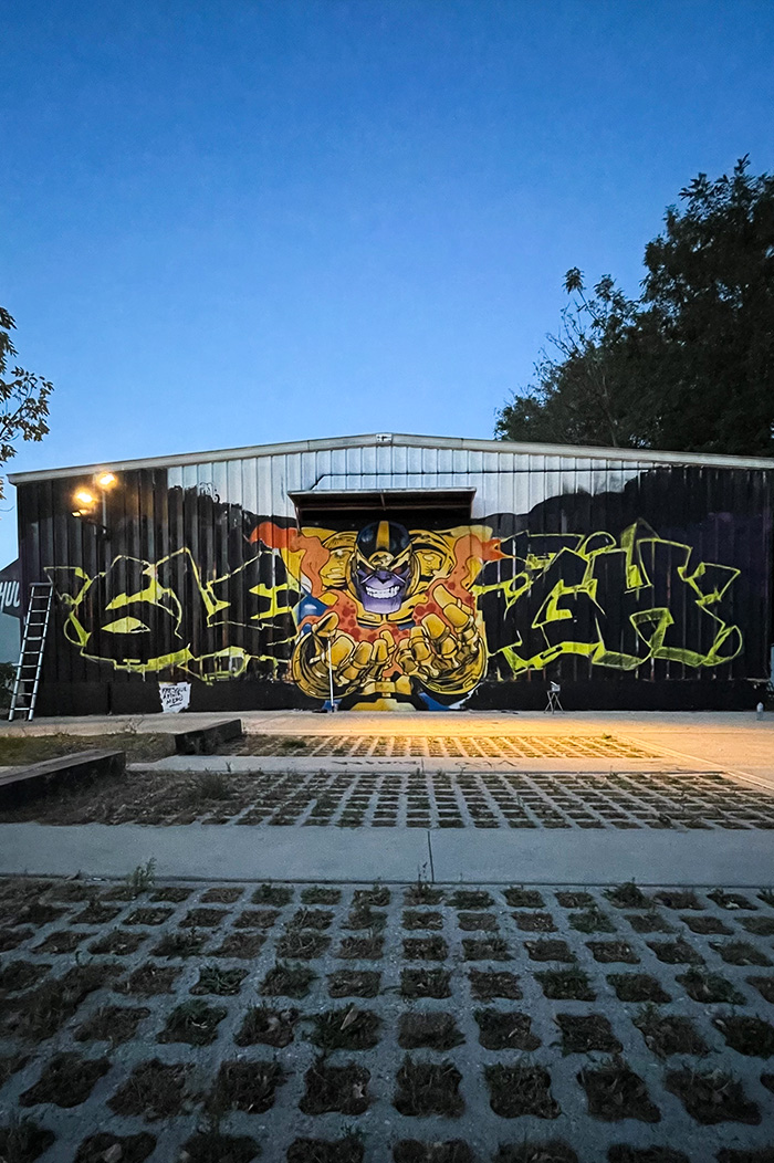 Vue de nuit de la fresque Thanos Vue de nuit de la fresque